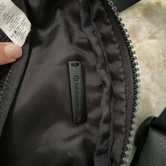Lululemon Everywhere Belt Bag Matte Black - Picture 5 of 6